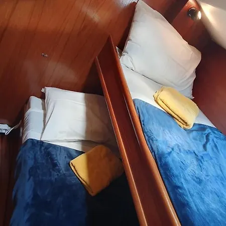 Botel Nuits Au Port - Grand Voilier A Quai Au Vieux Port La Rochelle (Charente-Maritime)