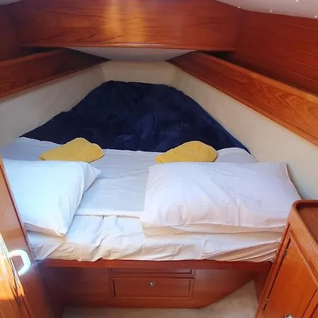 Botel Nuits Au Port - Grand Voilier A Quai Au Vieux Port *