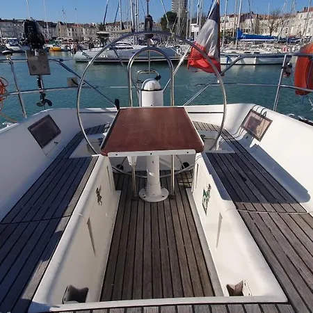 Botel Nuits Au Port - Grand Voilier A Quai Au Vieux Port *